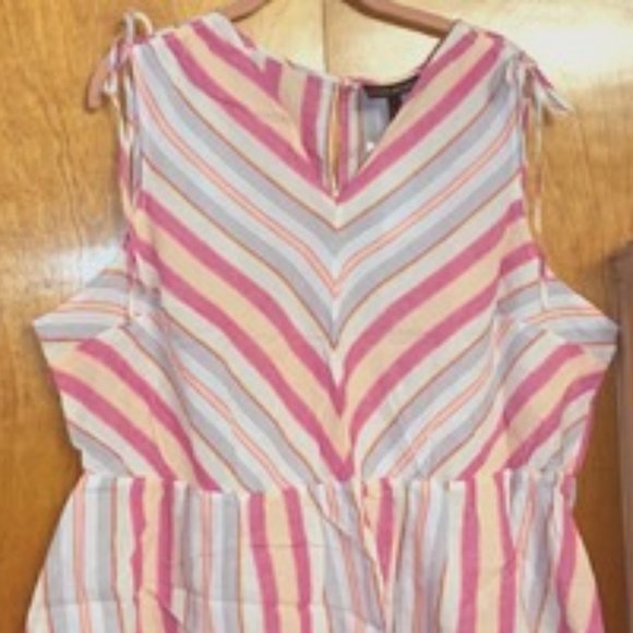 LANE BRYANT Summer Top - 22/24W - NWT - V-Neckline - Picture 1 of 4